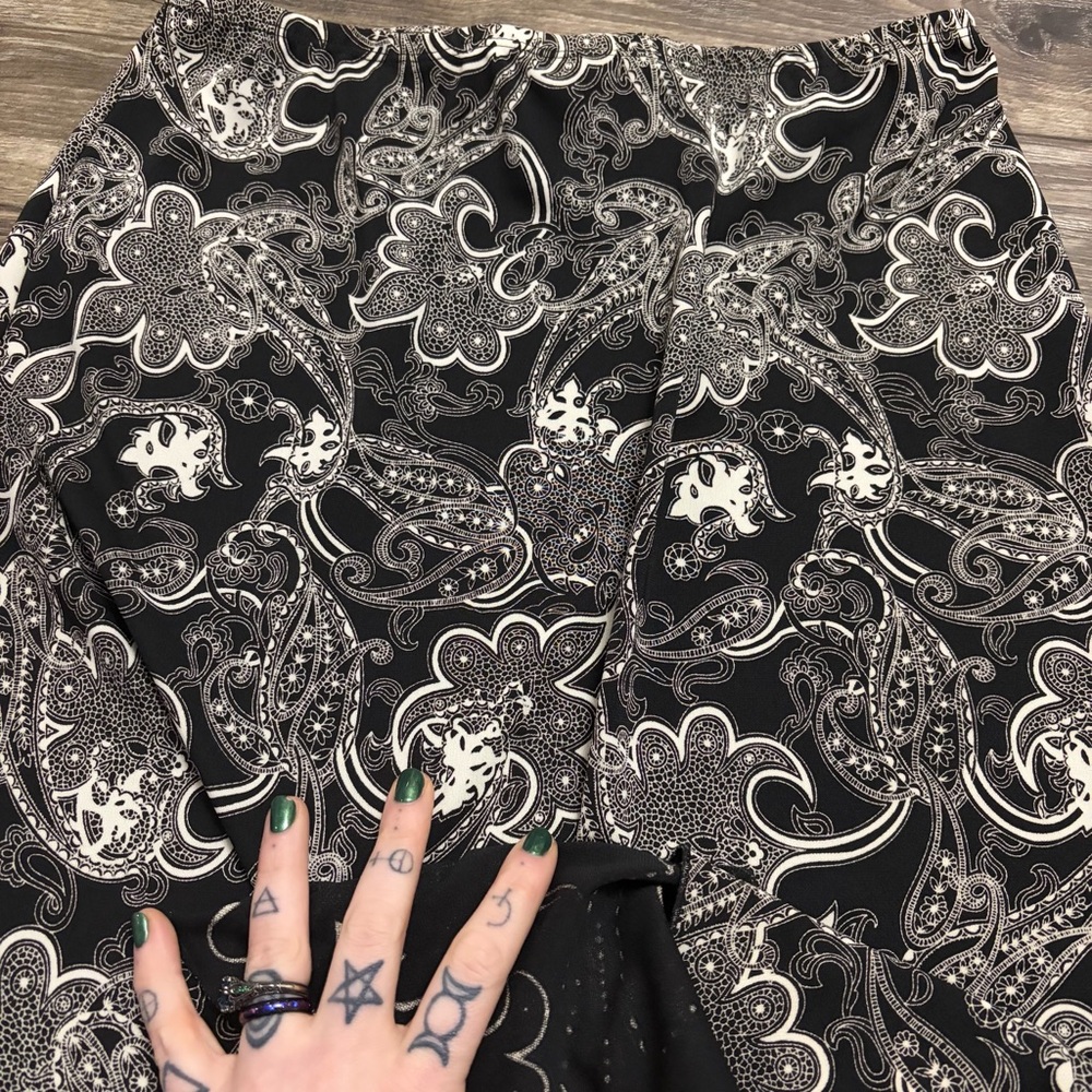 90s/Y2K Vintage BCBG Paris Paisley Ruffle Hem Midi Skirt (Black/White) Size M - Picture 3 of 7